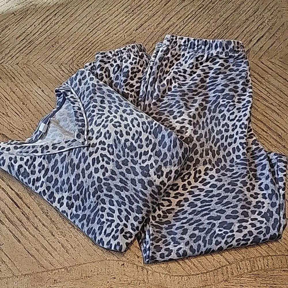 Leopard print cozy pj set size M
